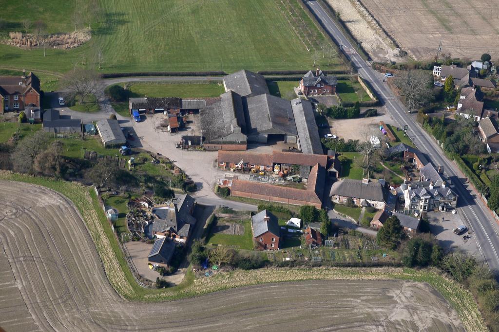 The Three Horseshoes Hotell Alton  Exteriör bild